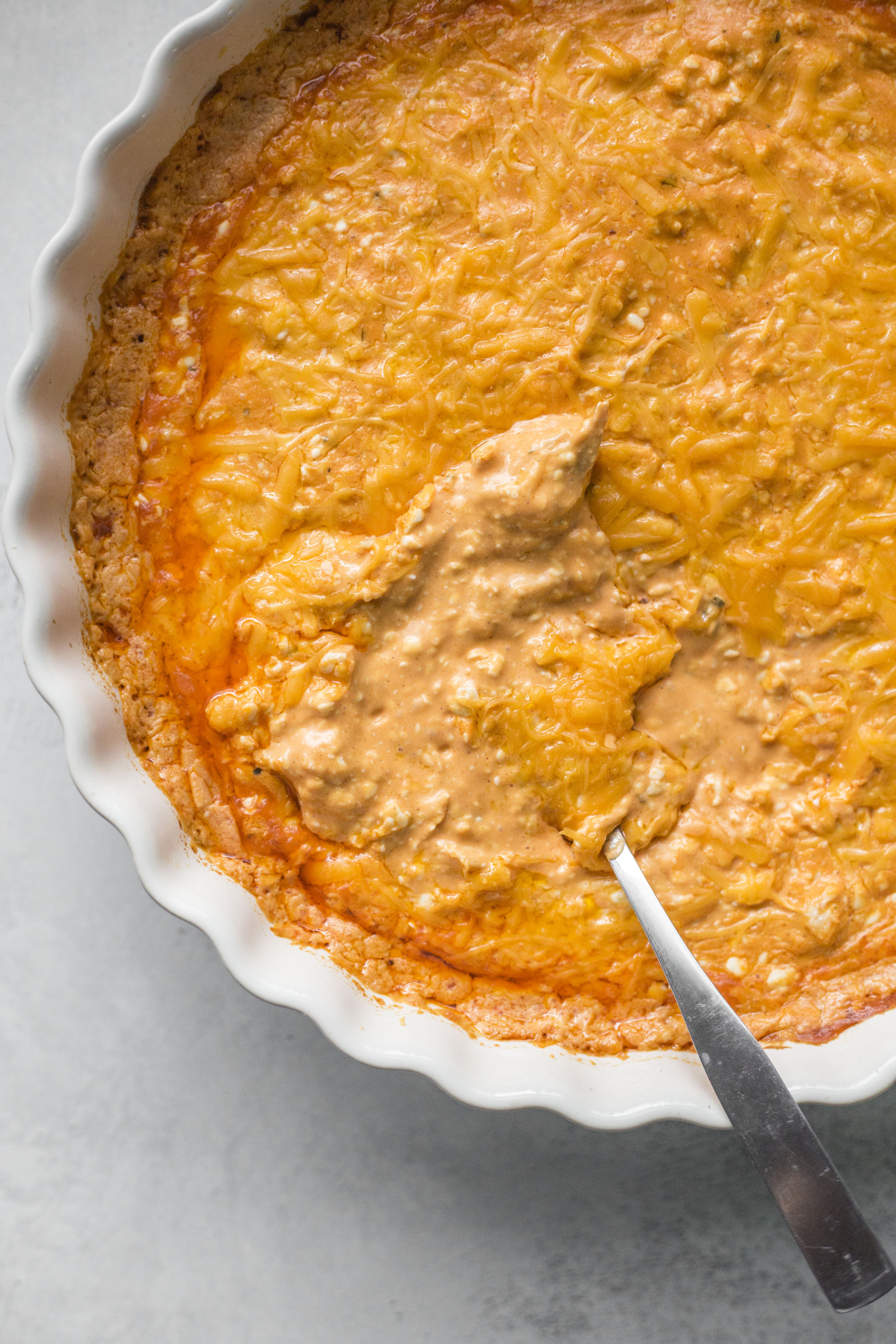 This is the best buffalo chicken dip recipe! Creamy, cheesy, slightly spicy and full of delicious chicken and flavors. Perfect for tailgating, football games, parties and weekends. This recipe is classic and super easy to make. I howsweeteats.com #buffalo #chicken #dip #recipe