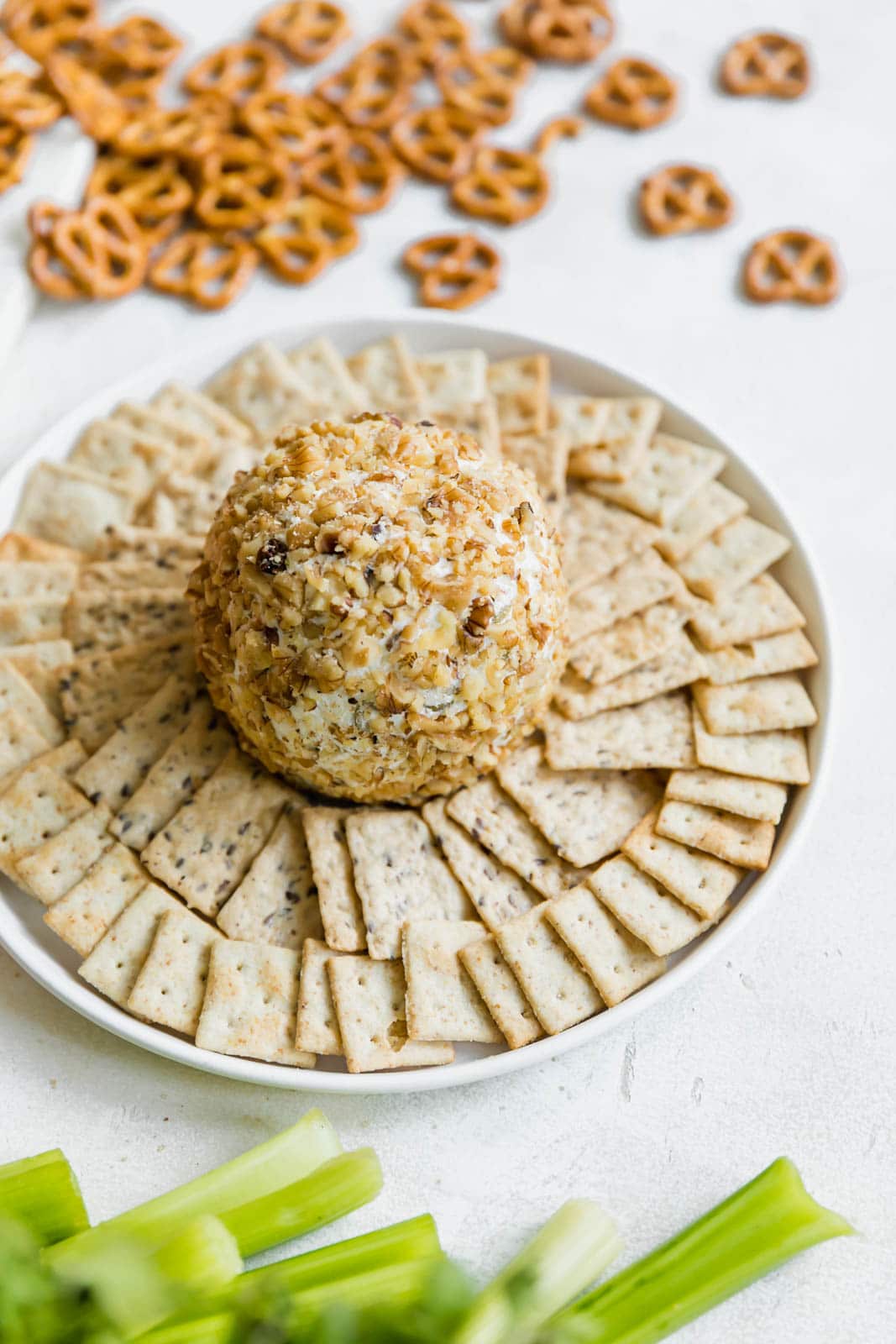 easy cheeseball recipe I howsweeteats.com #cheeseball #holidays #christmas #appetizer