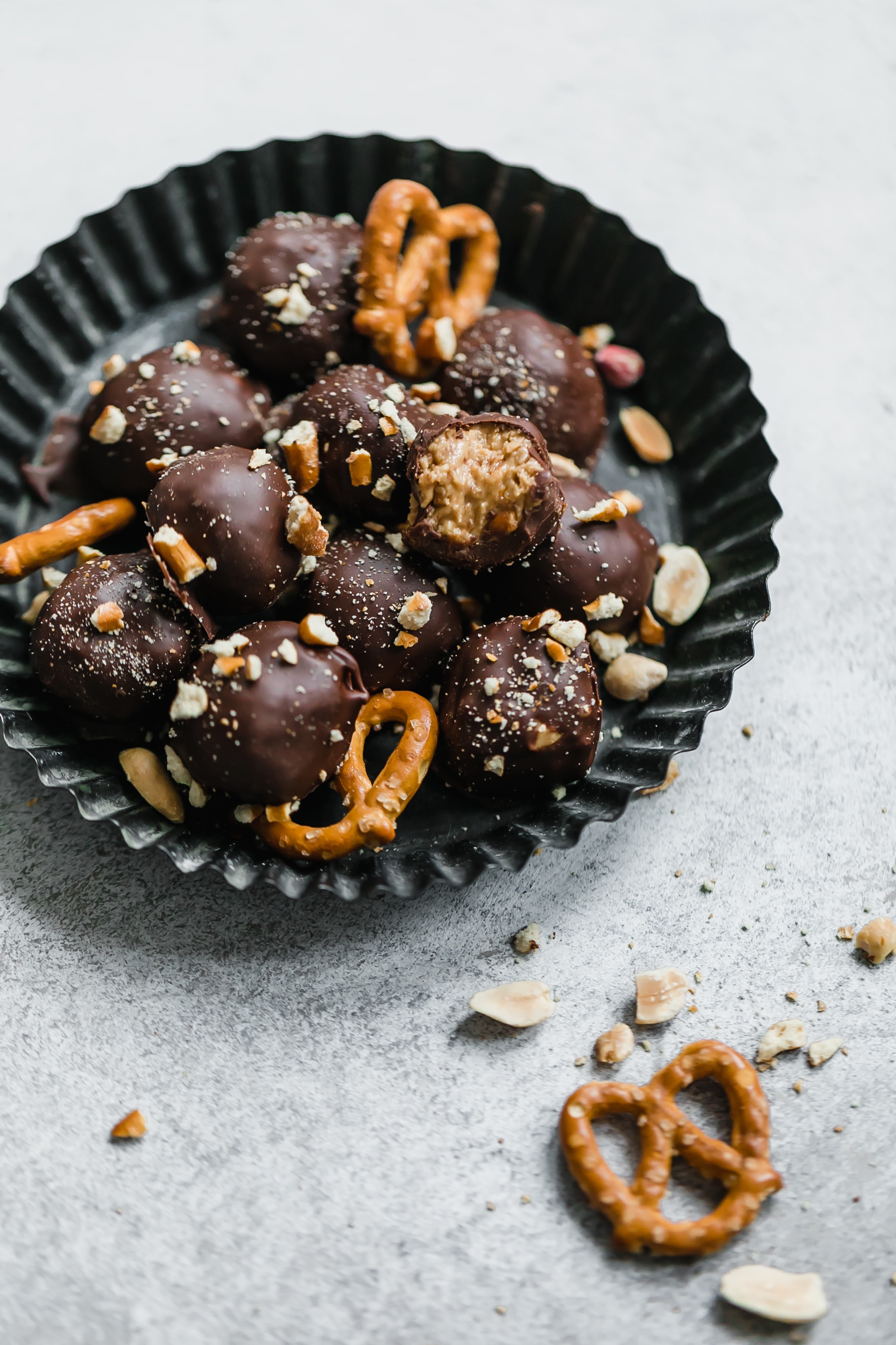 peanut butter pretzel truffles I howsweeteats.com #peanutbutter #chocolate #truffles #pretzel