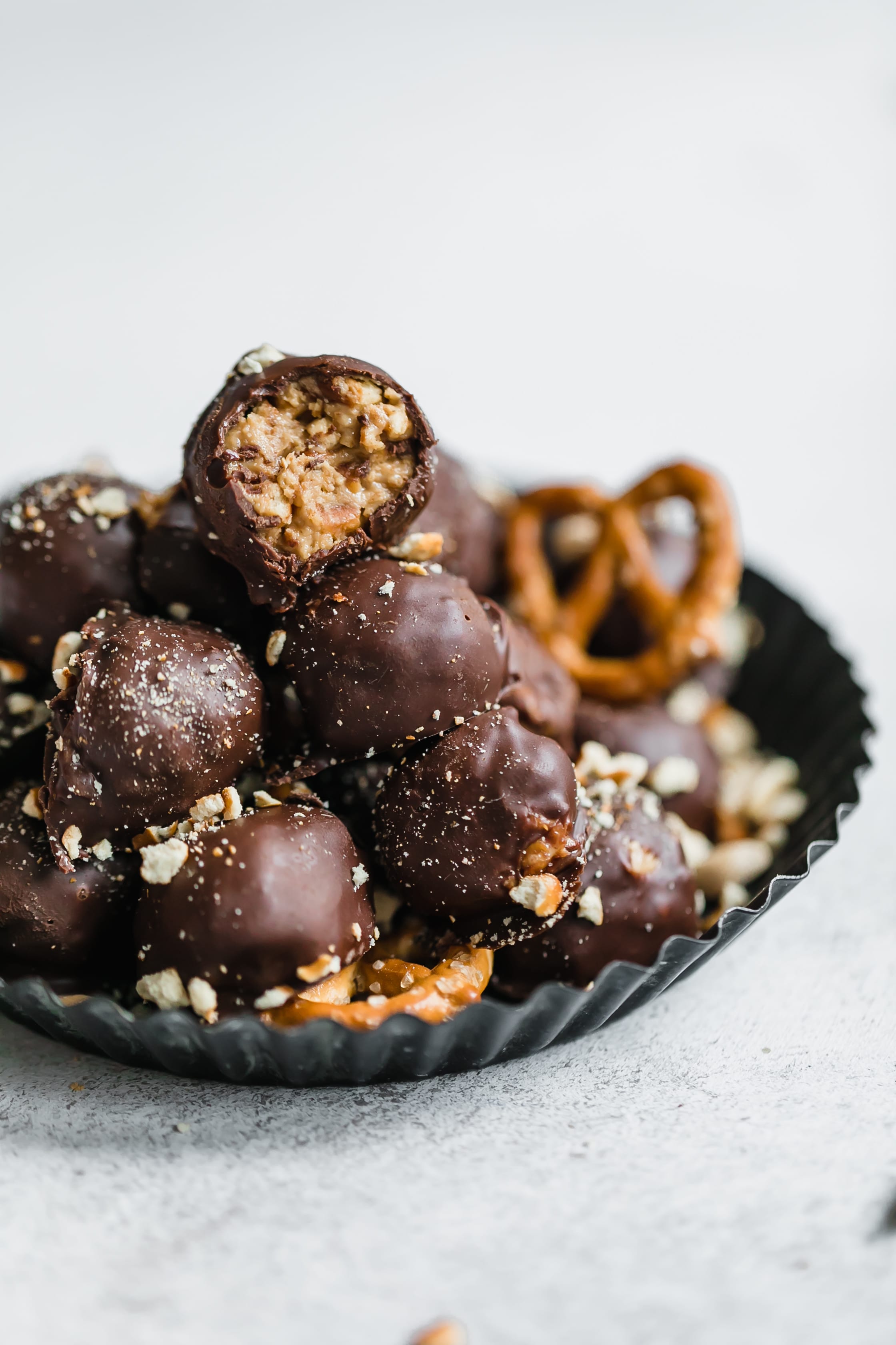 peanut butter pretzel truffles I howsweeteats.com #peanutbutter #chocolate #truffles #pretzel