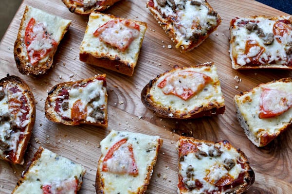 Homemade French Bread Pizzas I howsweeteats.com