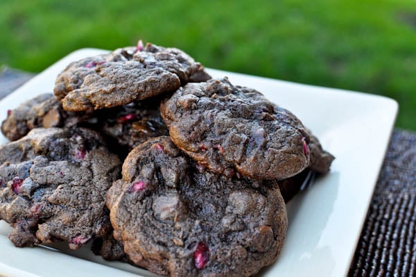 Sjokolade Fudge Granateple Cookies i howsweeteats.com