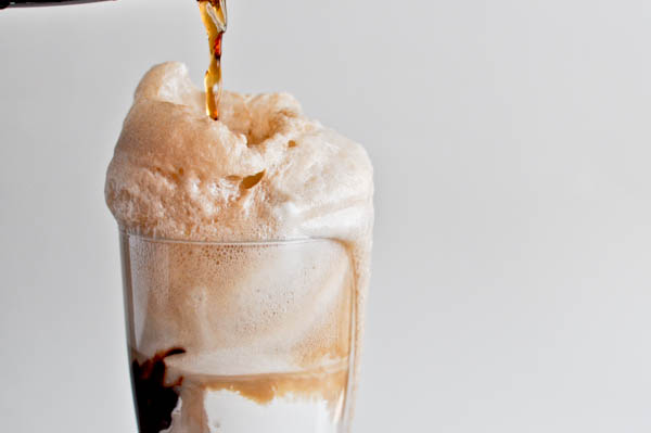 Root Beer Floats with Homemade Hot Fudge I howsweeteats.com