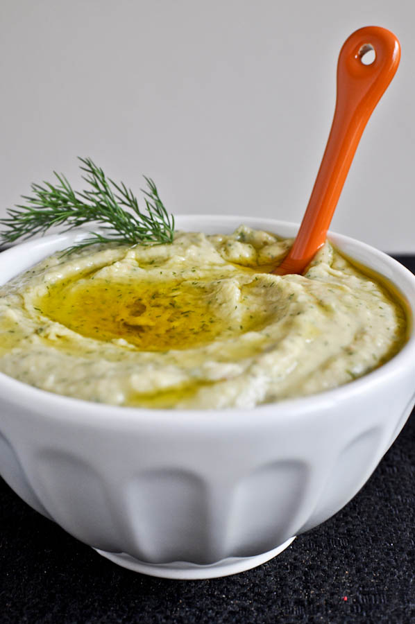 Roasted Garlic and Dill White Bean Dip I howsweeteats.com