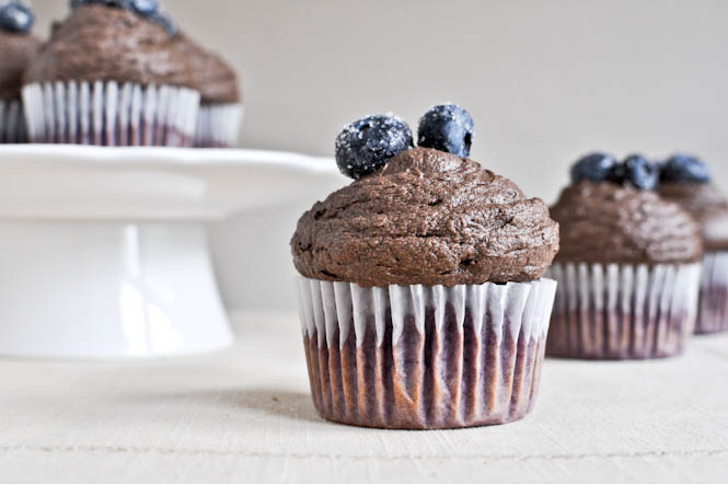 Roasted Blueberry Cupcakes with Chocolate Fudge Frosting I howsweeteats.com