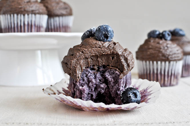Roasted Blueberry Cupcakes with Chocolate Fudge Frosting I howsweeteats.com