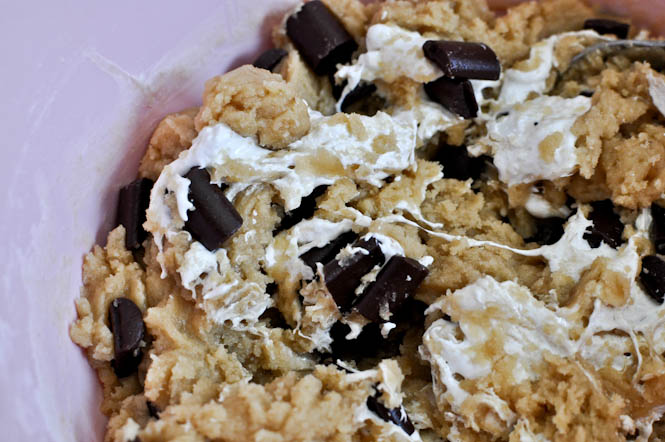 Chewy Chocolate Chunk Marshmallow Cookie Bars I howsweeteats.com