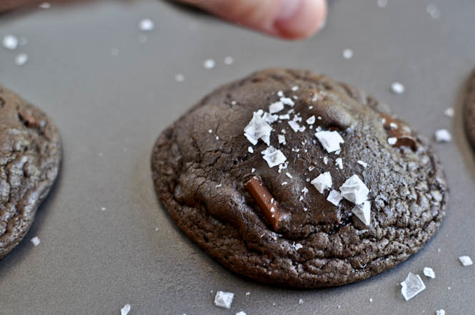 Salted Mudslide Cookies I howsweeteats.com