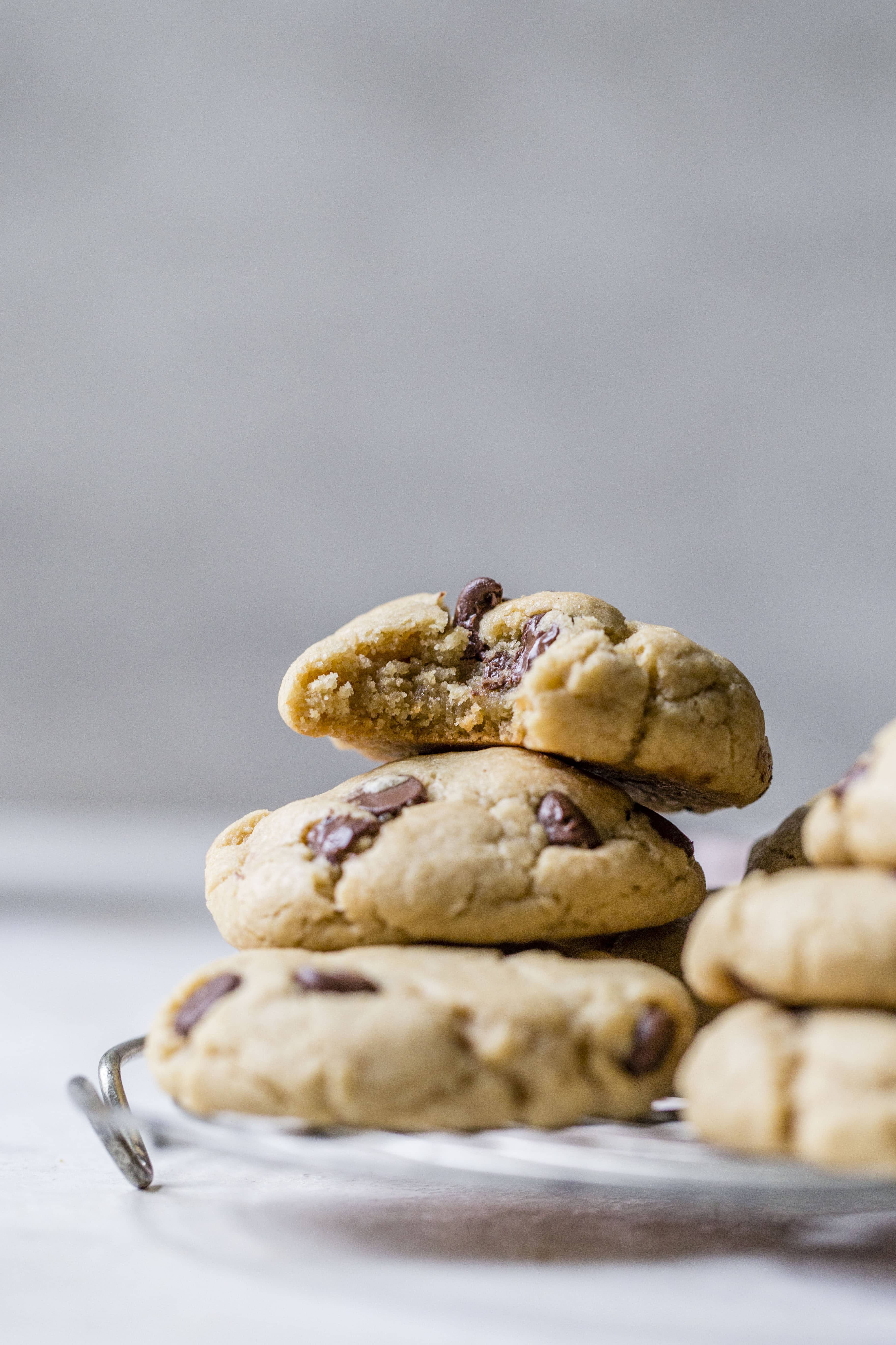 These puffy peanut butter cookies with chocolate chips are my most favorite peanut butter chocolate chip cookie ever! They are soft but also a little chewy and the combination is just to die for! Comes together super easily too. I howsweeteats.com #peanutbutter #cookies