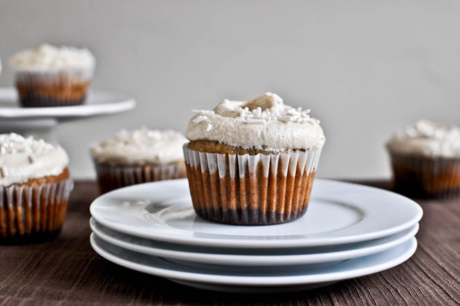 Brownie Banana Bread Cupcakes with Brown Sugar Frosting I howsweeteats.com
