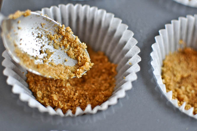 Sweet Potato Pie Cupcakes with Marshmallow Frosting I howsweeteats.com