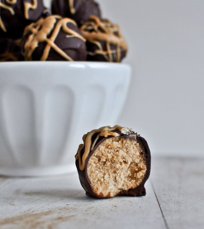 Crispy Chocolate Peanut Butter Cookie Dough Truffles I howsweeteats.com