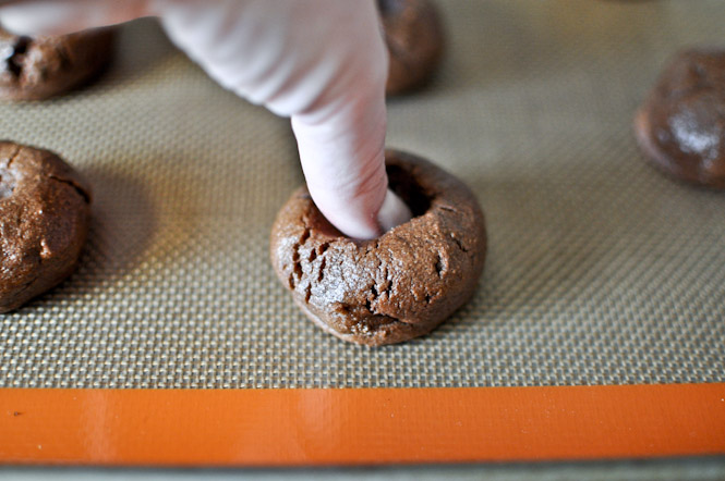 Chocolate Fudge S'mores Thumbprints I howsweeteats.com