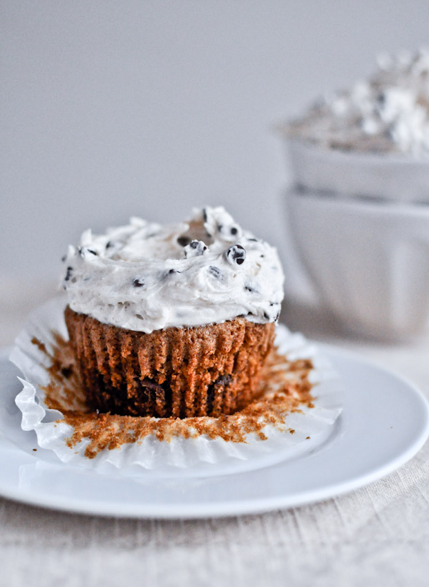 Chocolate Chip Oatmeal Cupcakes with Cinnamon Sugared Chip Frosting I howsweeteats.com