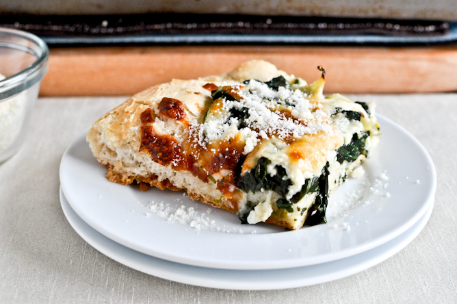 Cheesy Spinach and Artichoke Pizza I howsweeteats.com