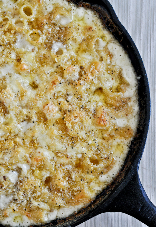 Four Cheese Baked Skillet Mac and Cheese I howsweeteats.com