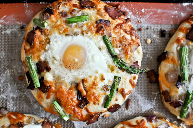 Bacon, Egg + Asparagus Personal Pizzas I howsweeteats.com