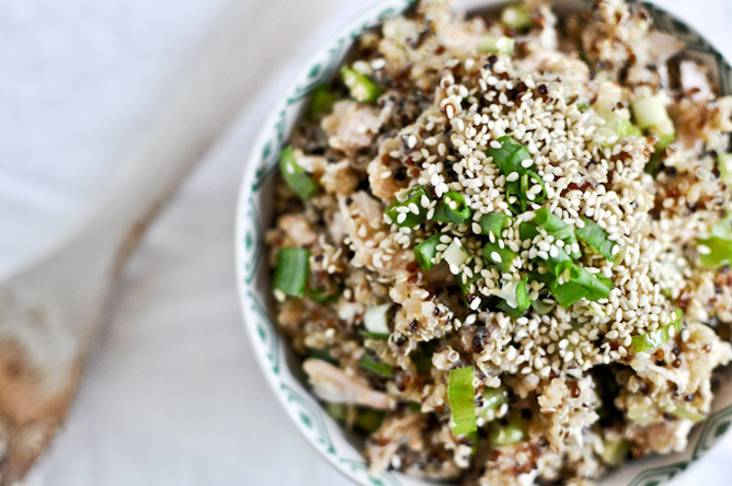 Toasted Sesame Quinoa with Chicken I howsweeteats.com