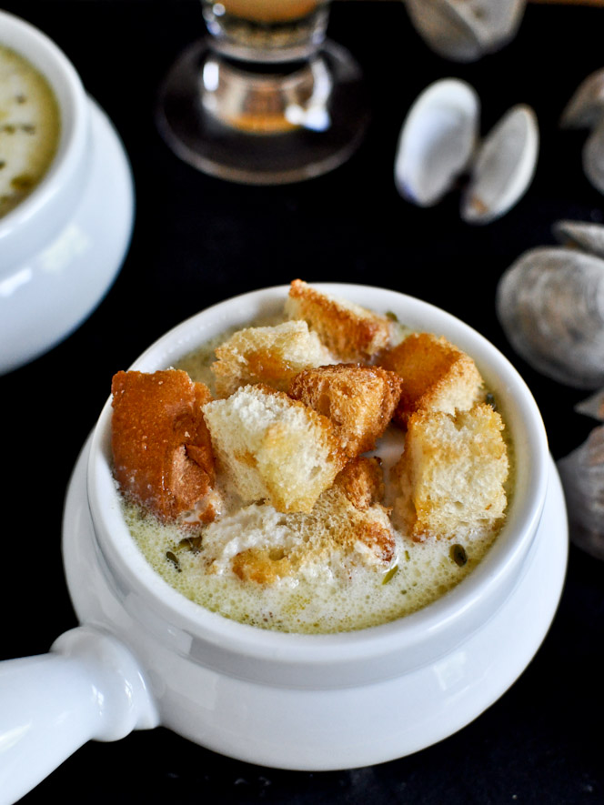 Fresh New England Clam Chowder with Brown Butter Garlic Croutons I howsweeteats.com