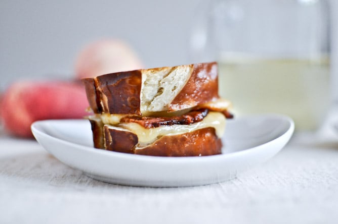 Peach, Bacon + Gouda Grilled Cheese Sliders on Pretzel Bread I howsweeteats.com