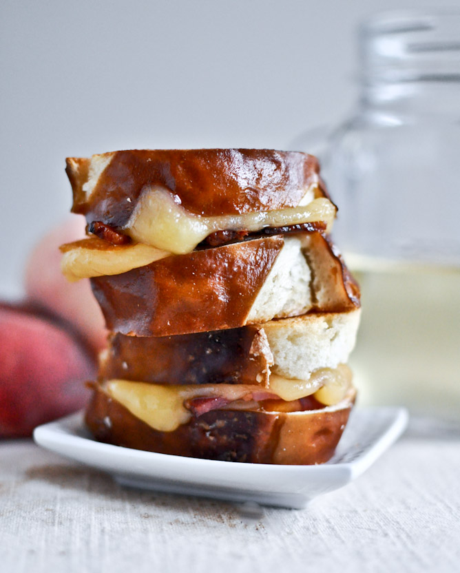 Peach, Bacon + Gouda Grilled Cheese Sliders on Pretzel Bread I howsweeteats.com
