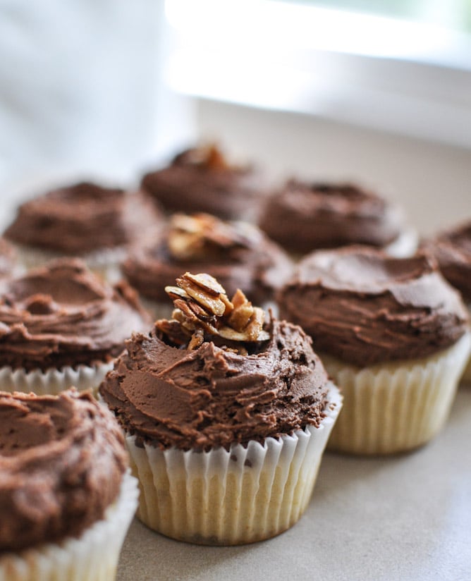 Sugared Toasted Almond Cupcakes with Chocolate Frosting I howsweeteats.com