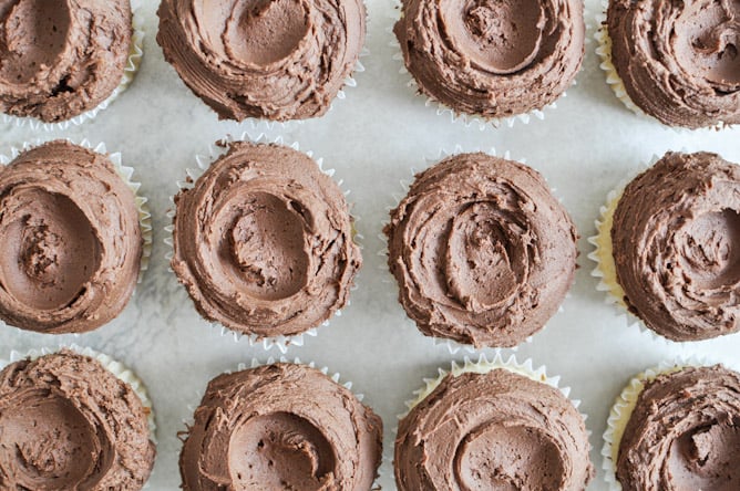 Sugared Toasted Almond Cupcakes with Chocolate Frosting I howsweeteats.com