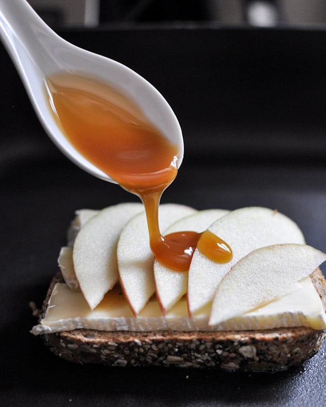 Caramel Apple Grilled Cheese I howsweeteats.com