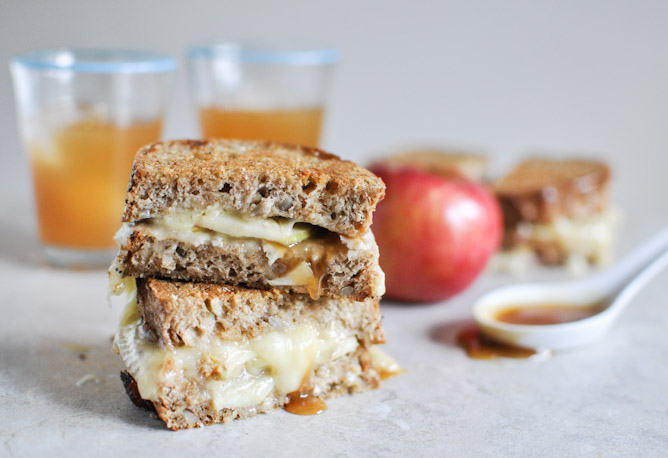 Caramel Apple Grilled Cheese I howsweeteats.com