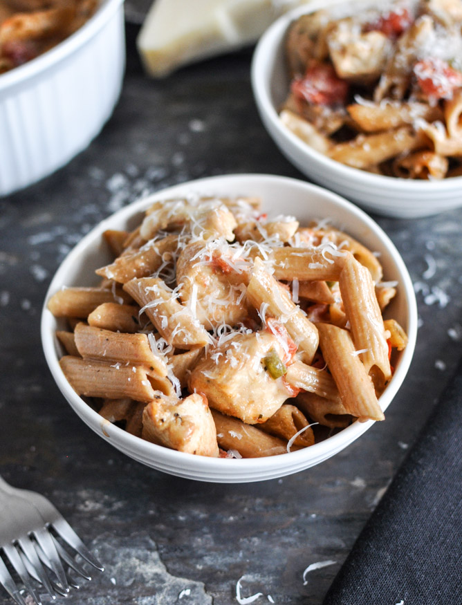 Super Easy Creamy Tomato and Chicken Baked Penne I howsweeteats.com