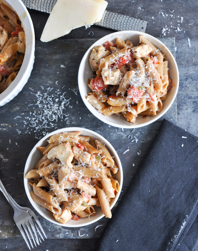 Super Easy Creamy Tomato and Chicken Baked Penne I howsweeteats.com