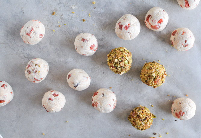 Roasted Red Pepper + Bacon Goat Cheese Truffles I howsweeteats.com
