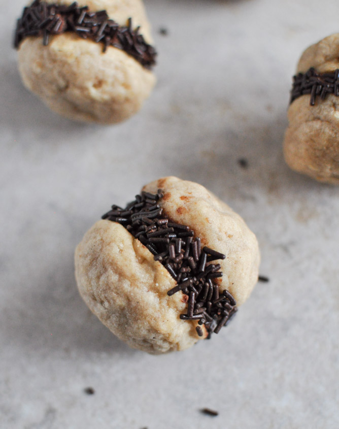 Fat Little Peanut Butter Oatmeal Cookie Sandwiches with Chocolate Ganache I howsweetetas.com