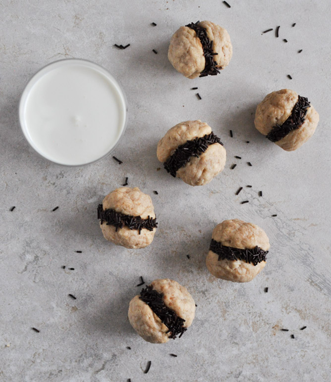 Fat Little Peanut Butter Oatmeal Cookie Sandwiches with Chocolate Ganache I howsweetetas.com