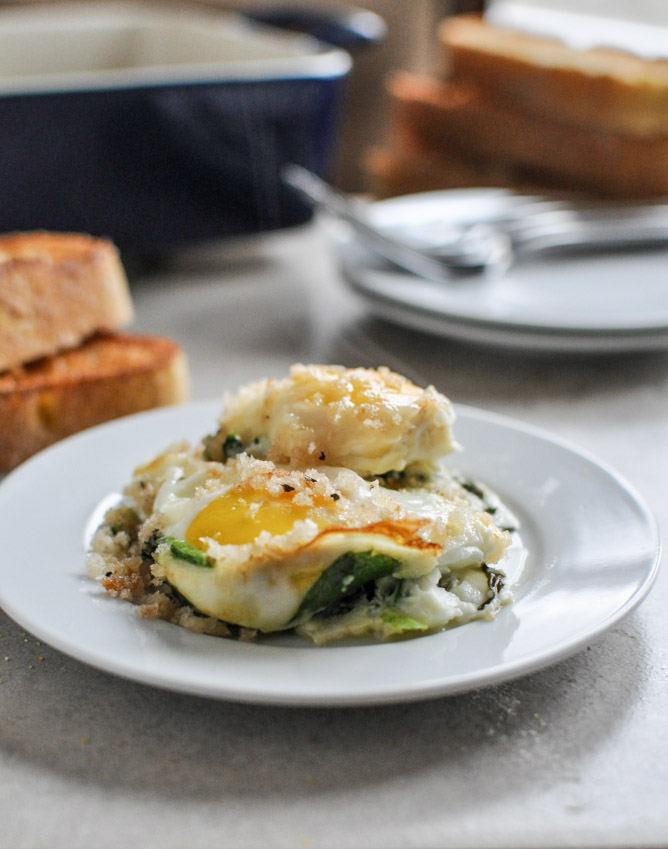 Fontina and Spinach Baked Eggs with Garlic Brown Butter Breadcrumbs I howsweeteats.com