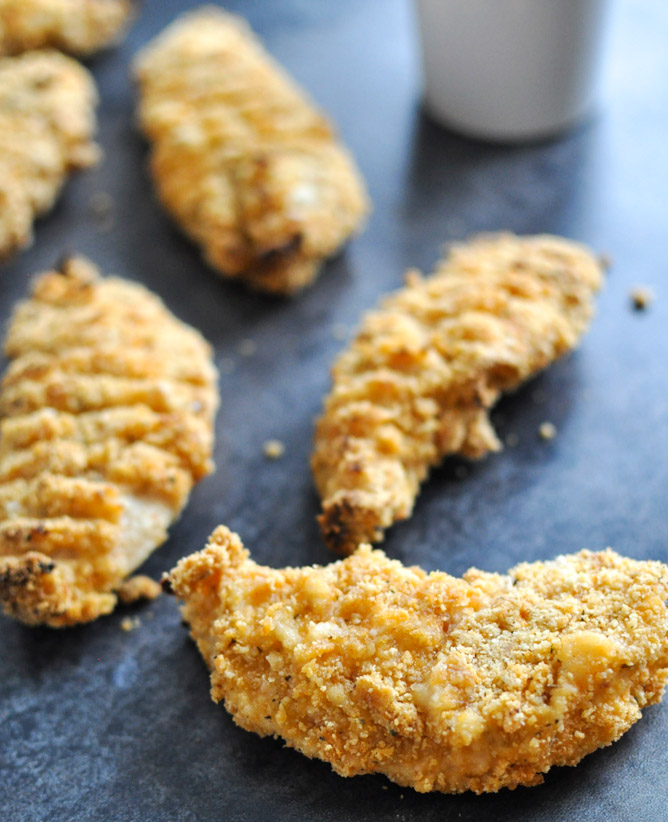 Buttermilk Almond Crusted Chicken Fingers I howsweeteats.com