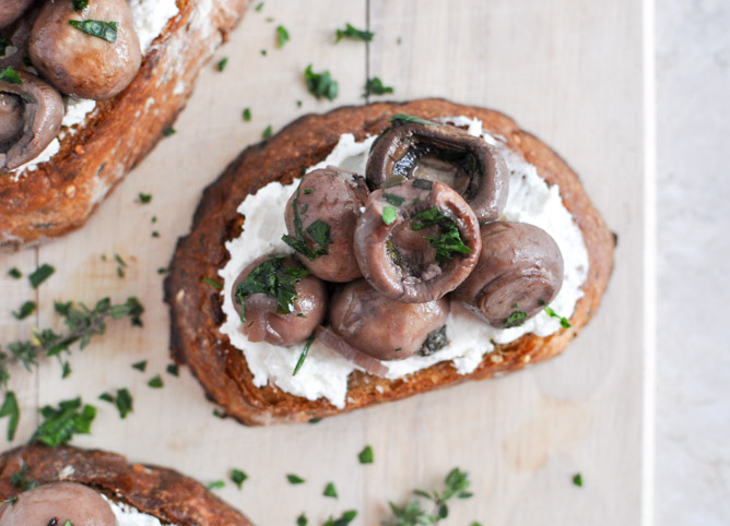 Red Wine Roasted Mushrooms on Goat Cheese Garlic Toasts I howsweeteats.com
