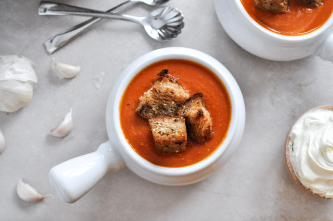 Creamy Tomato Soup with Brown Butter Garlic Croutons I howsweeteats.com