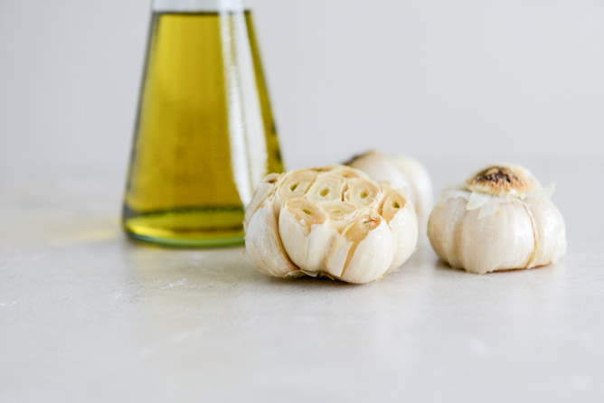 How To Make Roasted Garlic Oil I howsweeteats.com