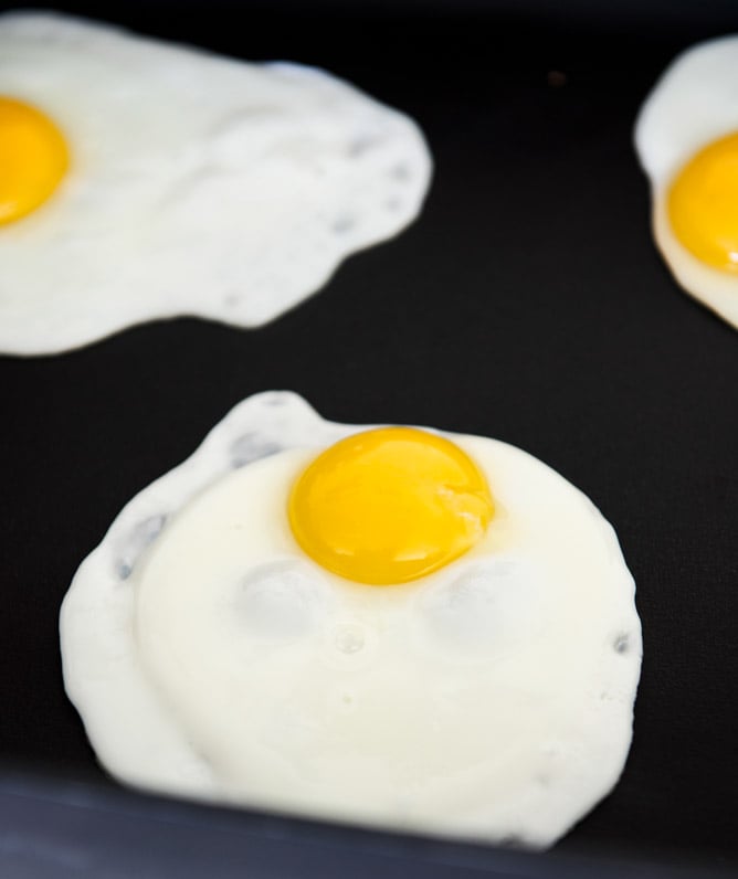 How I Cook My Sunny Side Up Eggs So They Look Cute In Food Photos I howsweeteats.com