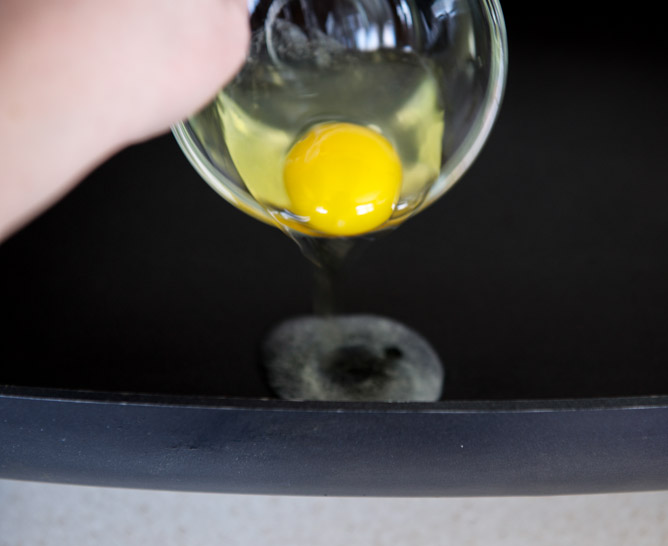 How I Cook My Sunny Side Up Eggs So They Look Cute In Food Photos I howsweeteats.com