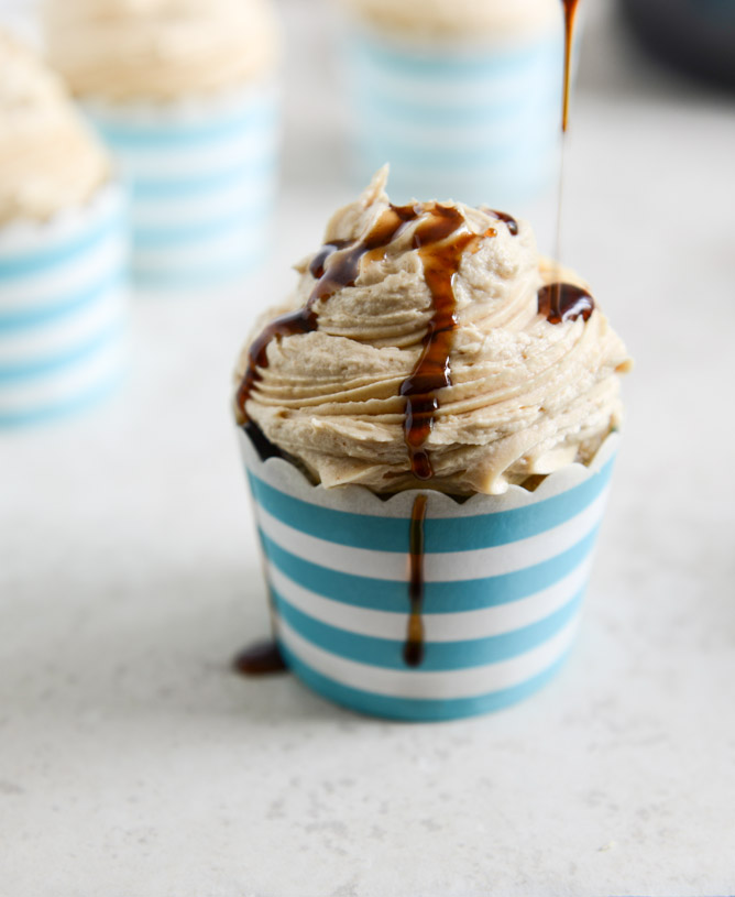 Bacon Banana Cupcakes with Peanut Butter Frosting + a Bourbon Drizzle I howsweeteats.com