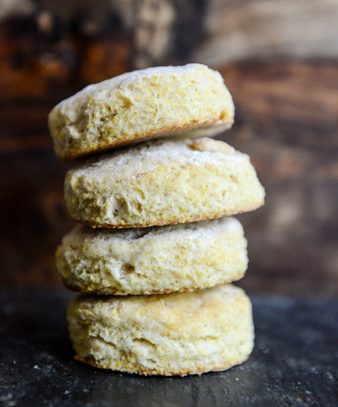 Crispy Buttermilk Baked Chicken + Corn Bread Biscuit Sliders I howsweeteats.com