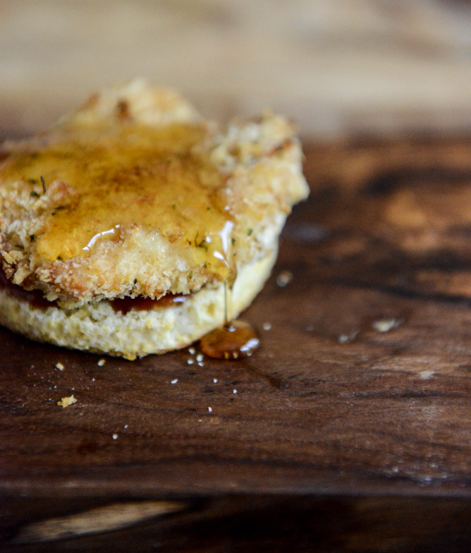 Crispy Buttermilk Baked Chicken + Corn Bread Biscuit Sliders I howsweeteats.com