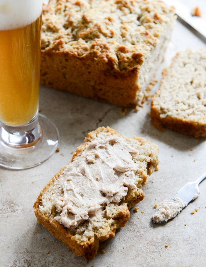 White Cheddar Beer Bread I howsweeteats.com