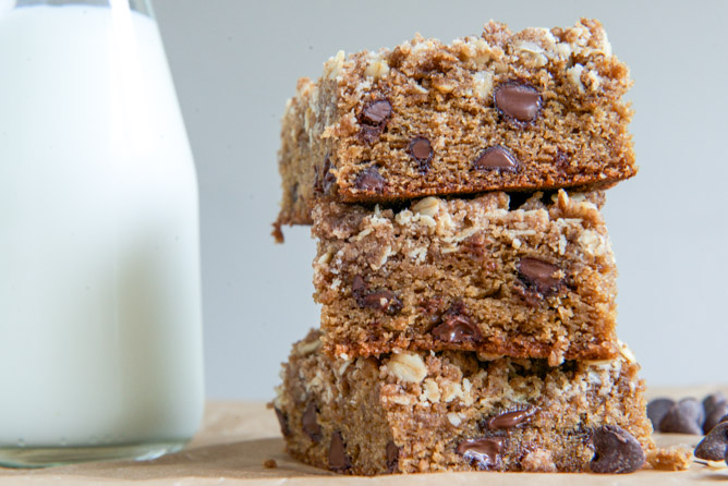 Chewy Chocolate Chip Blondies with Oatmeal Cookie Streusel I howsweeteats.com