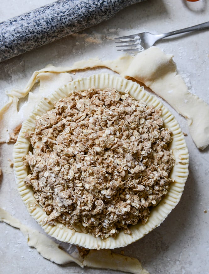 Cider Boubon Apple Pie with Oatmeal Cookie Crumble I howsweeteats.com