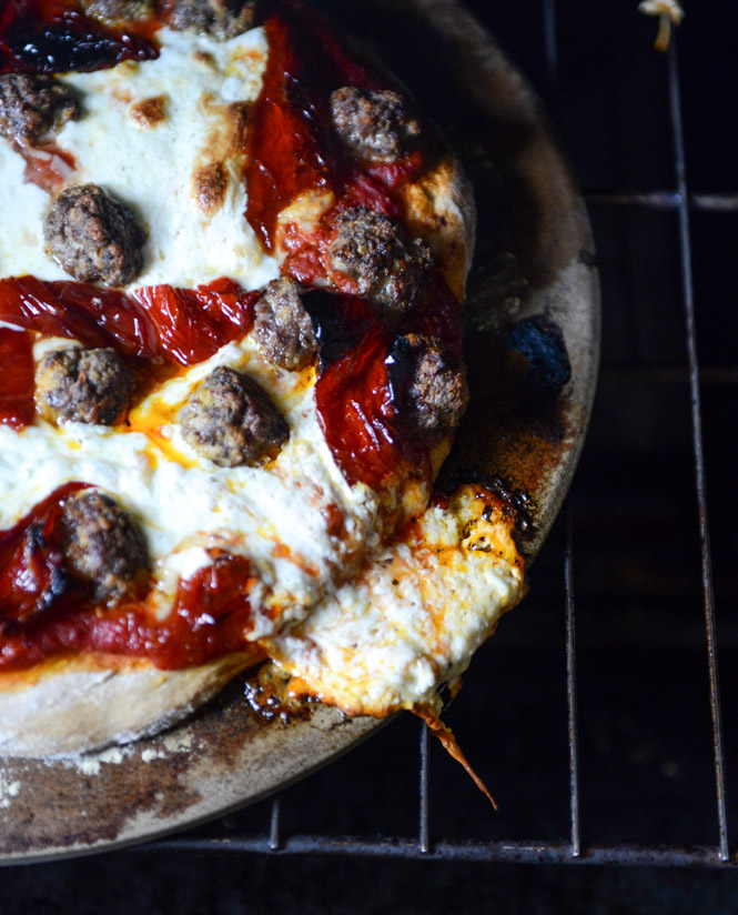 Mini Meatball Pizza with Fresh Mozzarella + Roasted Red Peppers I howsweeteats.com