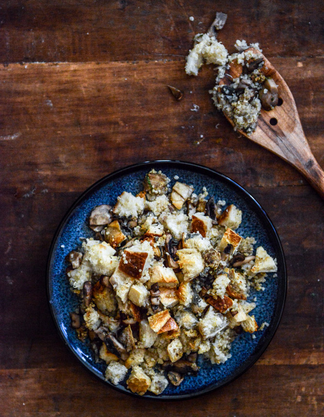 Pretzel Bread Quinoa Stuffing with Garlic Butter Mushrooms I howsweeteats.com