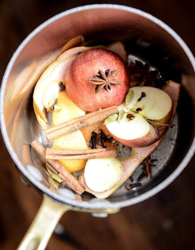 homemade simmering spices - how to make your house smell amazing during the holidays! I howsweeteats.com